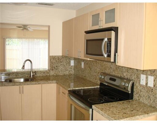 Foto del edificio - Townhome 2 Bedroom 2.5 Bathroom and fenced...