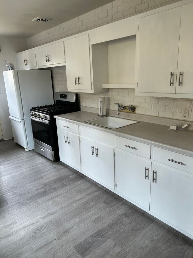 Building Photo - 2 bedroom 1 bath home w/ garage-ONE HOUSE ...