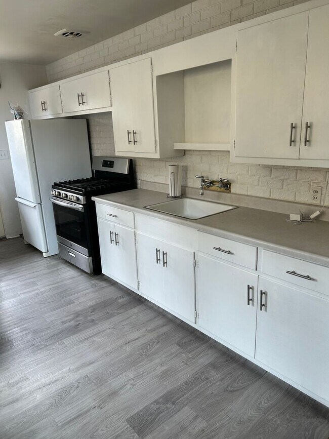 Foto del edificio - 2 bedroom 1 bath home w/ garage-ONE HOUSE ...