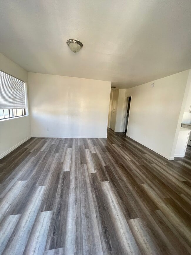 Building Photo - Bright 3BD Condo in Gated Community