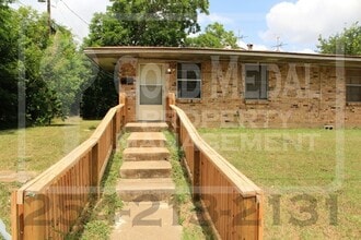 Building Photo - 812 Pecan Cir