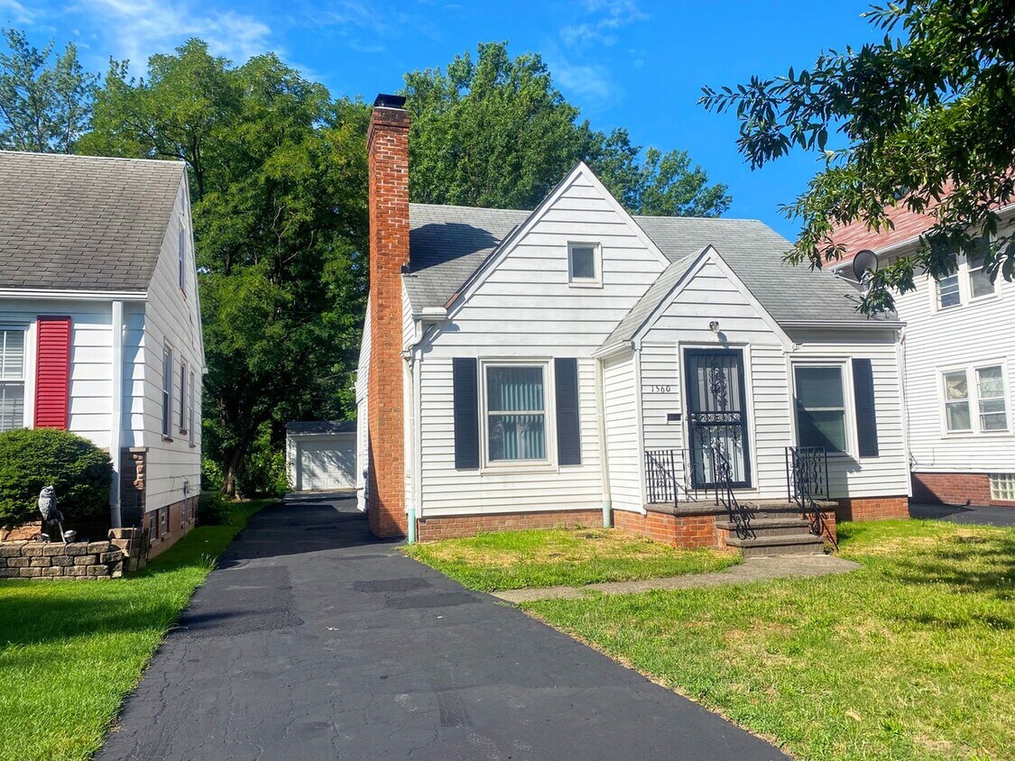 Primary Photo - 3 Bed - 1.5 Bath Cape Cod for Rent!