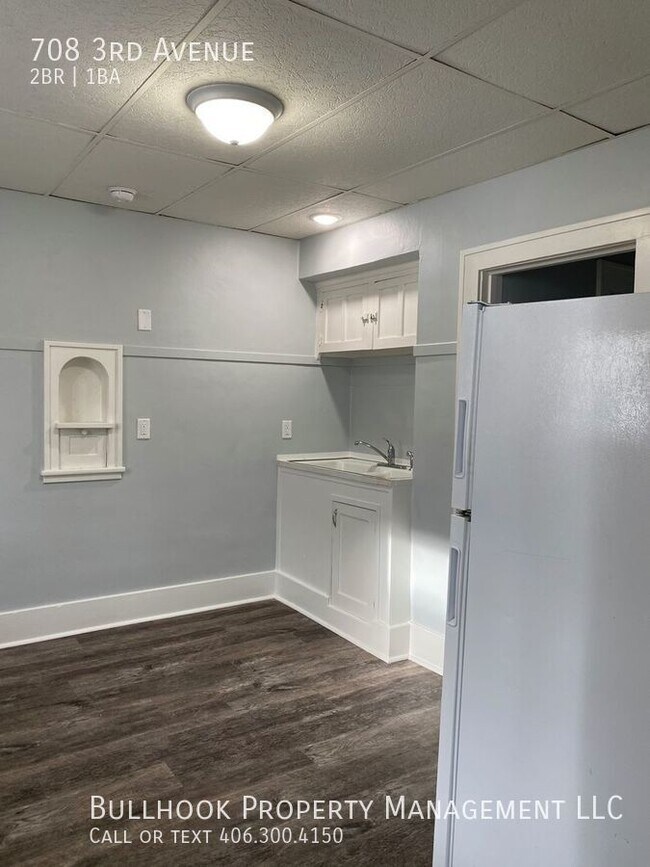 Building Photo - Updated 2 bedroom, 1 bath apartment