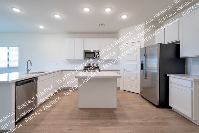 Building Photo - 614 E Diamond Dr