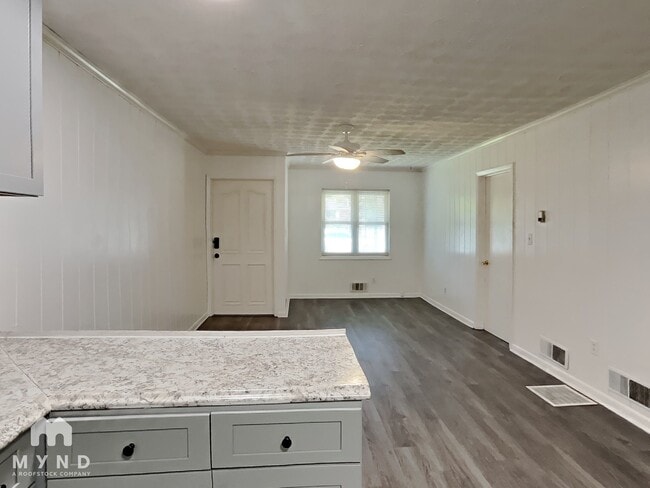 Building Photo - 1429 Vesta Ave