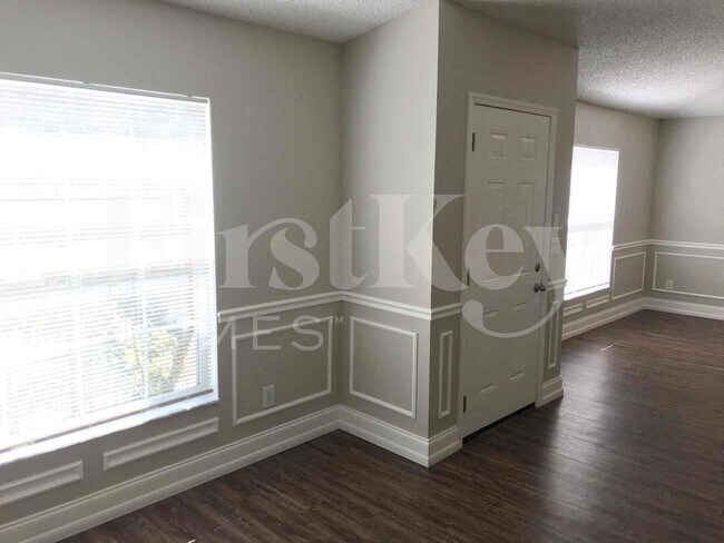 Building Photo - 1609 Whiting St SE