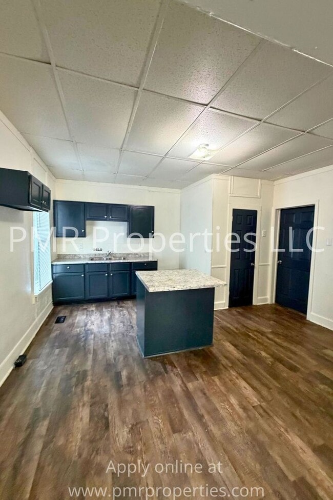 Building Photo - 2 Bedrooms / 1 Bathroom House