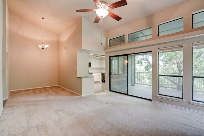 Foto del edificio - Beautiful 2 Bed / 2 Bath Home with Balcony in Austin