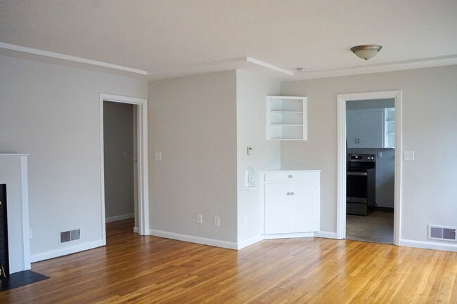 Building Photo - Beautiful 3-Bedroom Duplex in West Morelan...