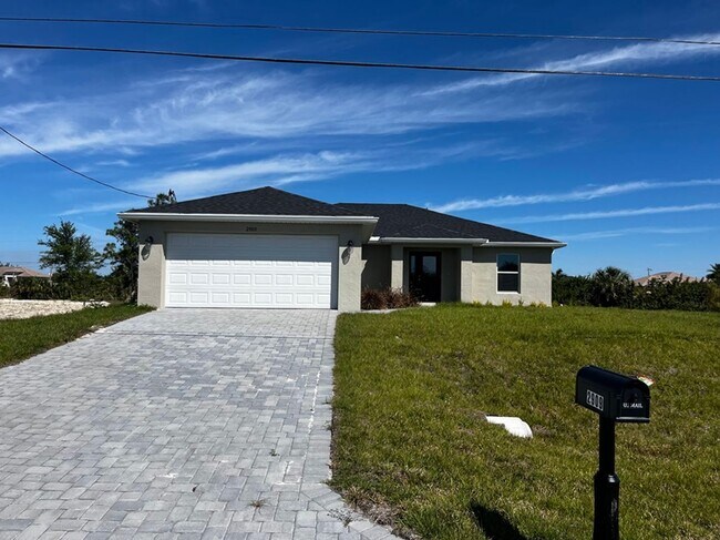 Foto del edificio - Waterfront property on the fresh water can...