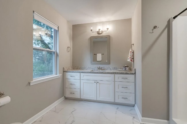 Foto del edificio - 624 W 7th Ave