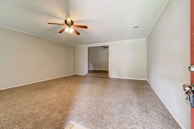 Building Photo - 5BD/3BTH Home Minutes From Broadway Extension