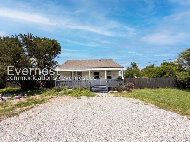 Building Photo - 3-Bed/2-Bath Spacious Home with Modern Amenities/Available Soon!