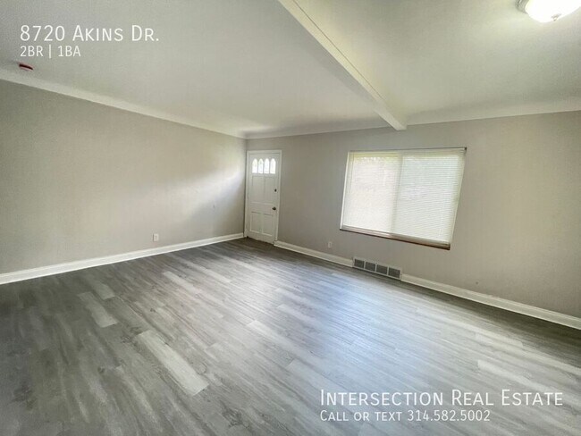 Foto del edificio - 8720 Akins Dr