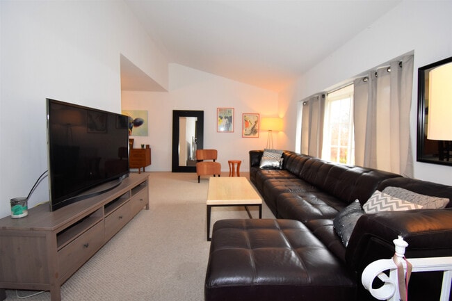 Building Photo - Awesome 3 Bedroom/3 Full Bath Split Level Home in close in Bethesda!