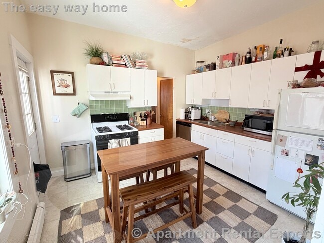 Building Photo - 60 1/2 Sacramento St