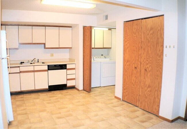 Foto del edificio - $1,095 | 2 Bedroom, 1 Bathroom 2nd Floor C...