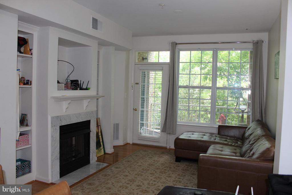 Primary Photo - 2663 Manhattan Pl