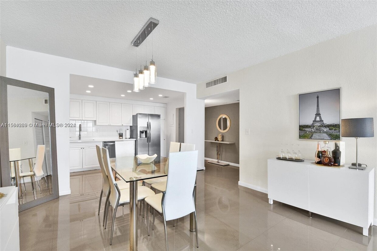 Foto principal - 19380 Collins Ave