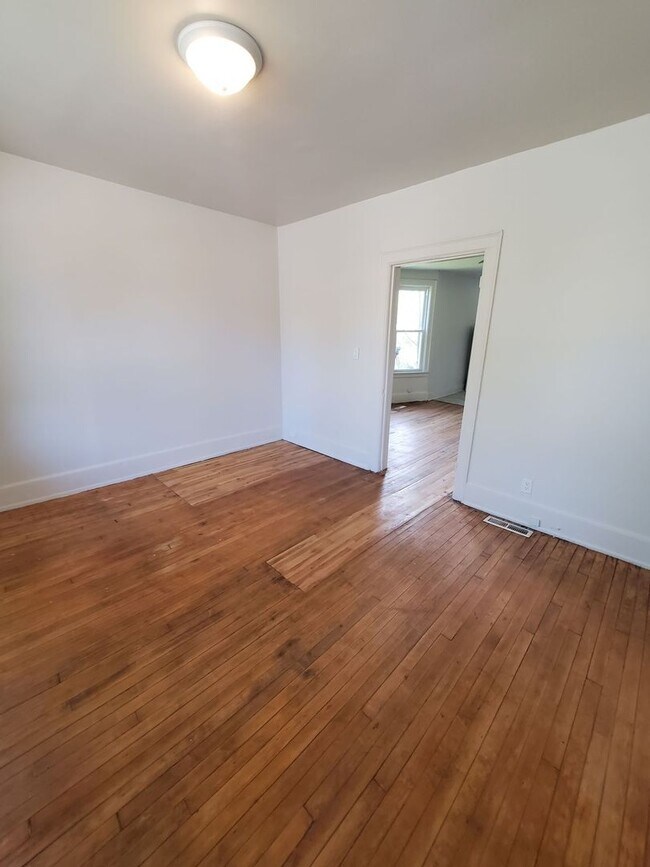 Foto del edificio - 223-225 E Burleigh St. (Duplex)