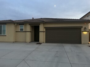 Building Photo - 2067 Greenbriar Dr