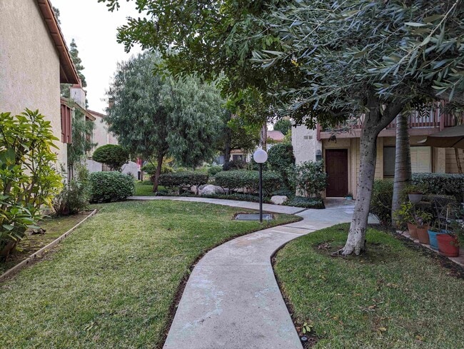 Building Photo - 5760 Owensmouth Ave