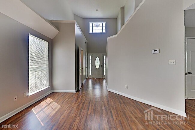 Building Photo - 105 River View Ct