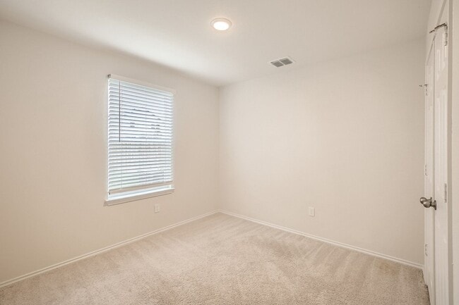 Building Photo - 4 bedroom- 8 miles from Randolph Air Force...