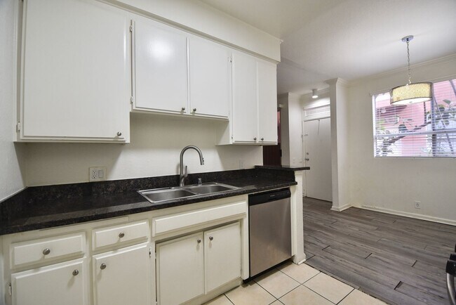 Building Photo - 11107 La Maida St