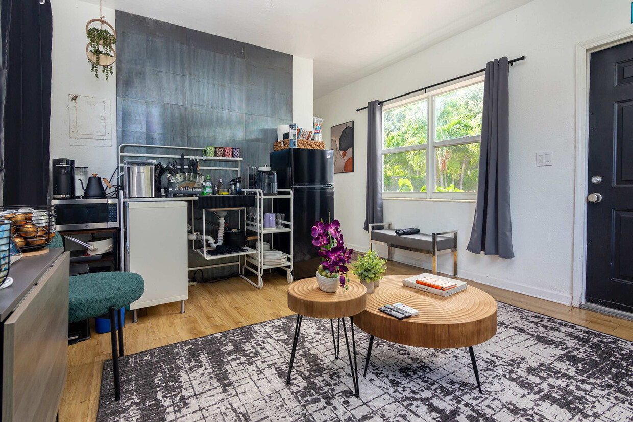 Foto principal - 910 NE 81st St