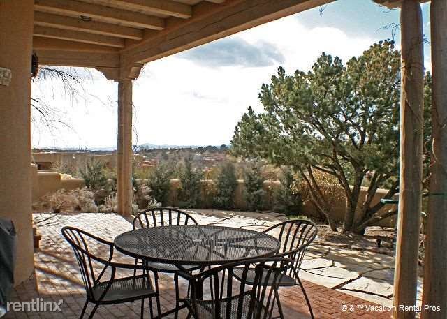 Building Photo - 504 Los Nidos Dr
