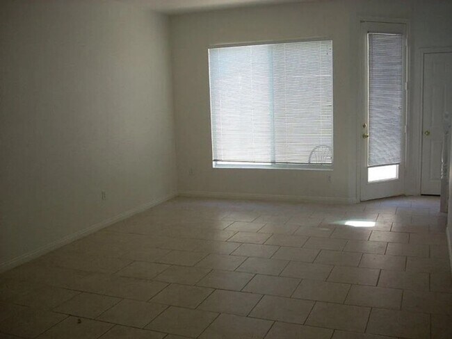 Building Photo - 2 Bedroom 2.5 Bath near S. Jones & W. Wind...