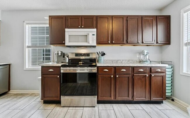 Foto del edificio - 215 Old Oak Rd