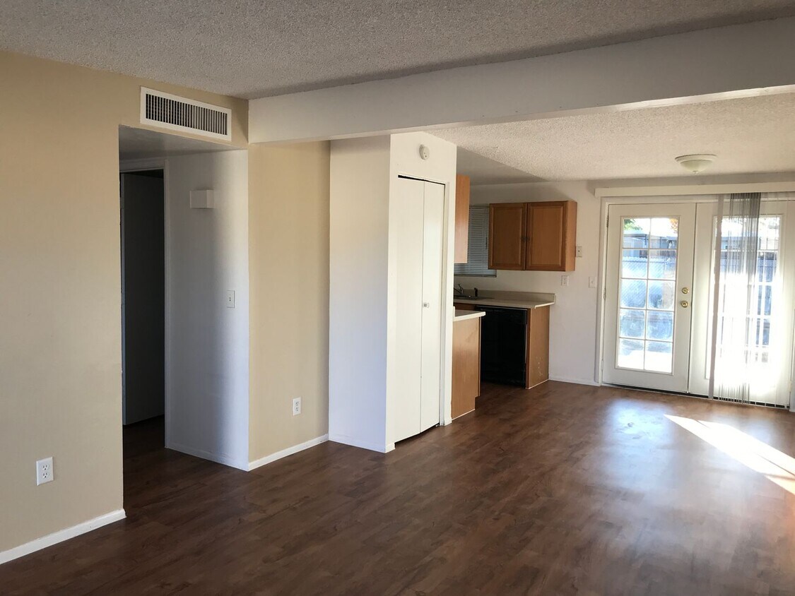 Foto principal - Conveniently Located 3Bdm 2Ba Townhome!
