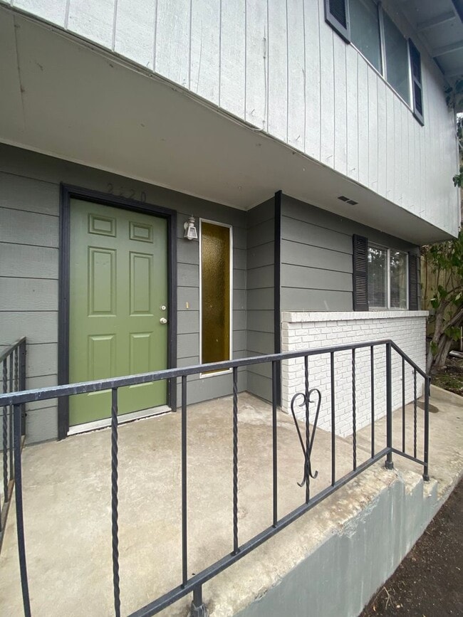 Building Photo - Renovated 3 bed 1.5 bath Duplex
