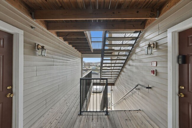 Foto del edificio - Bathed in natural light, this stunning second level condominium offers an effortless blend of com...