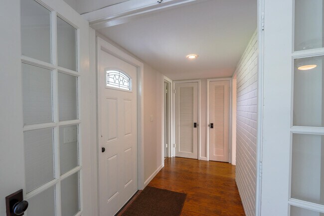 Building Photo - 527 Riverside Dr