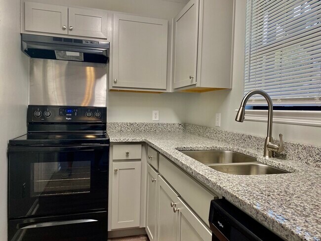 Building Photo - Remodeled 1Bed/1Bath Hixson Apartment!