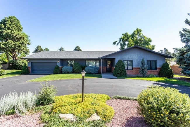 Building Photo - Ranch Style Home Located inside Kissing Camels!