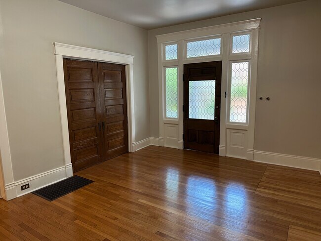 Grand Foyer 13' x 17' - 1212 Brookstown Ave