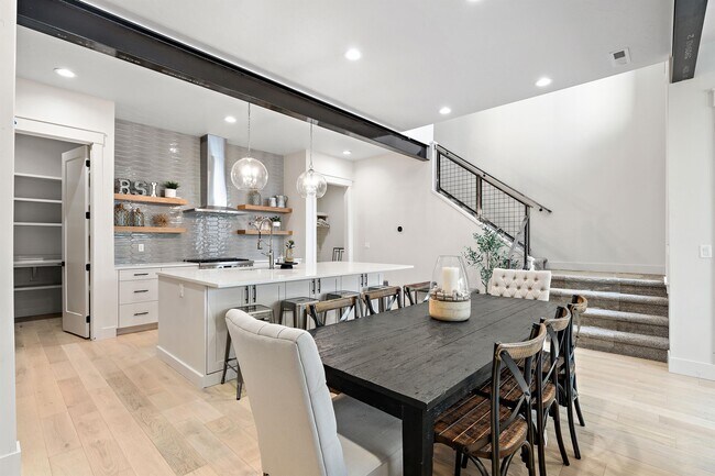 Foto del edificio - 2450 W Iron Coop St