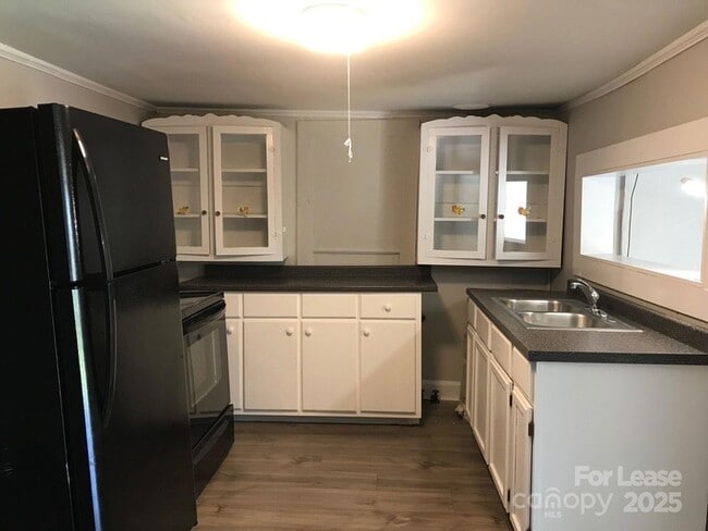 Building Photo - 213 W King St