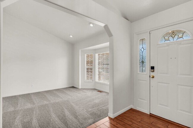 Building Photo - Spacious 5 Bed Kaysville Home with 3-Car Garage