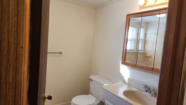 Building Photo - Nice 2 Bedroom in Fairview