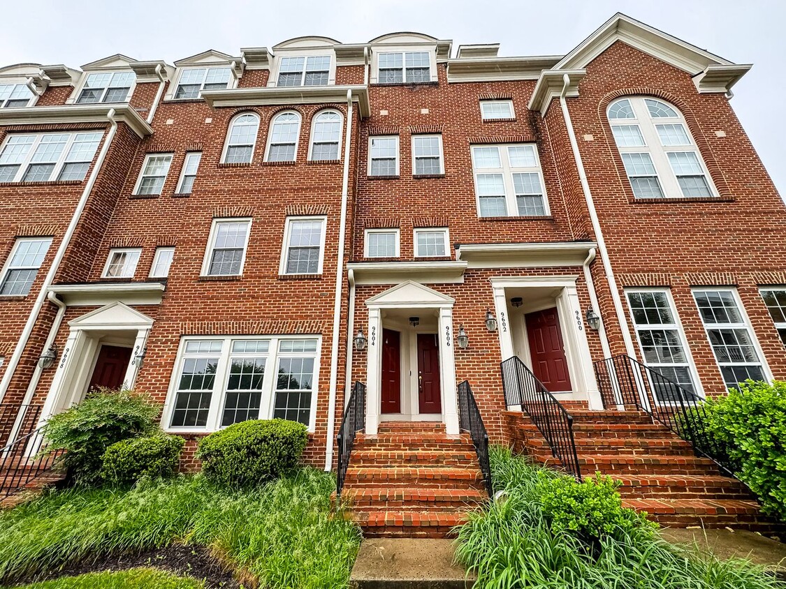 Foto principal - Fantastic 3 Bed 2.5 Bath Brick Townhome In...