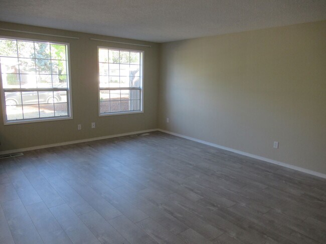 Foto del edificio - Update Three Bedroom in South Salem