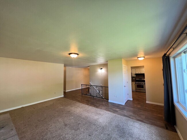 Foto del edificio - 5 bedroom 3 bathroom home for rent