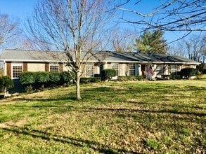 Building Photo - 810 Davis Dr