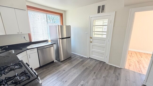 Building Photo - 5706 N Maplewood Ave