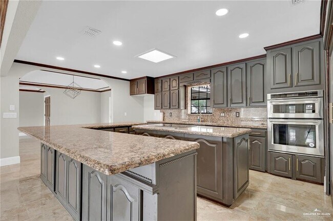 Building Photo - 9812 Las-Palmas Dr